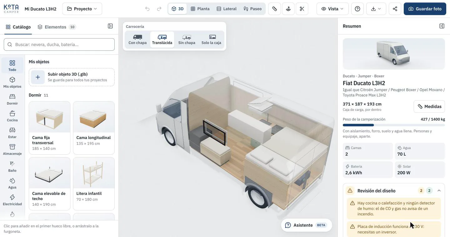 Configurador en tres dimensiones: el interior visto en corte con los muebles colocados, el catálogo de piezas a la izquierda y el resumen con medidas, agua y batería.